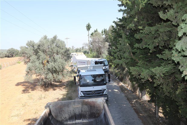 Güzelbahçe Belediyesi, tarım alanına asfalt dökülmesini belediyeye ait araçlarla yolları kapatarak engelledi