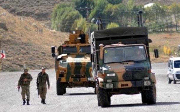 Hakkari'de askeri araç devrildi: 2 asker hayatını kaybetti