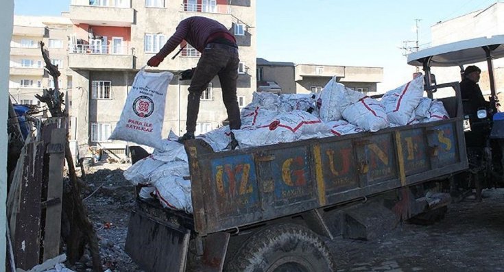 Hakkari'de kömür diye dağıtılan çuvallardan taş çıktı