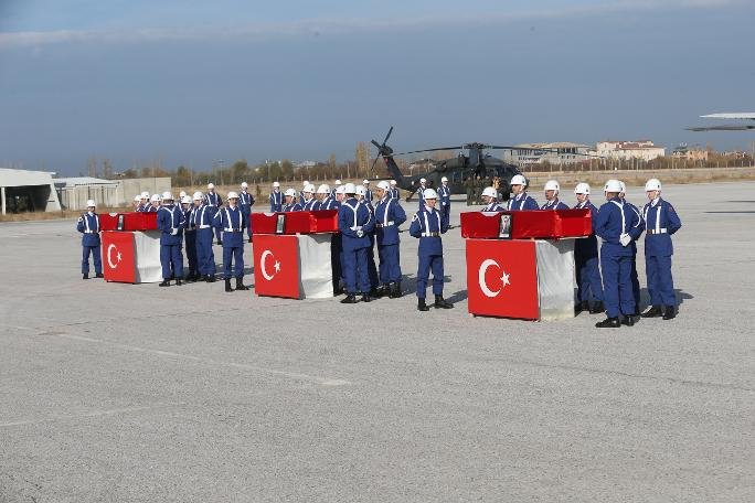 Hakkari'de şehit olan askerlerden 3'ü için Van'da tören düzenlendi