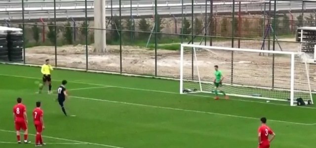Hatalı penaltı kararını protesto eden Altınordu’lu futbolcu sosyal medyanın gündeminde Hatalı penaltı kararını protesto eden Altınordu’lu futbolcu sosyal medyanın gündeminde