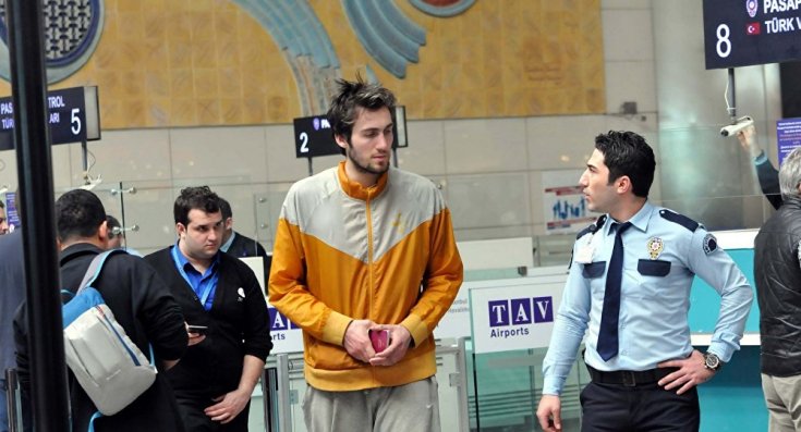 Havalimanında kalan basketbolcu Mehmet Şanlı'nın ağabeyi: Çocukluğumu korkudan gardıropta geçirdim