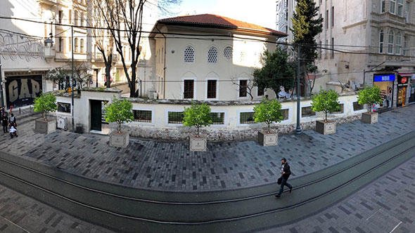 İBB, İstiklal Caddesi'ne saksı yerleştirecek