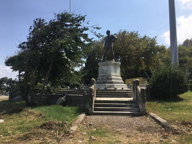 İlk Atatürk heykelini çeviren metal paravanlar kaldırıldı