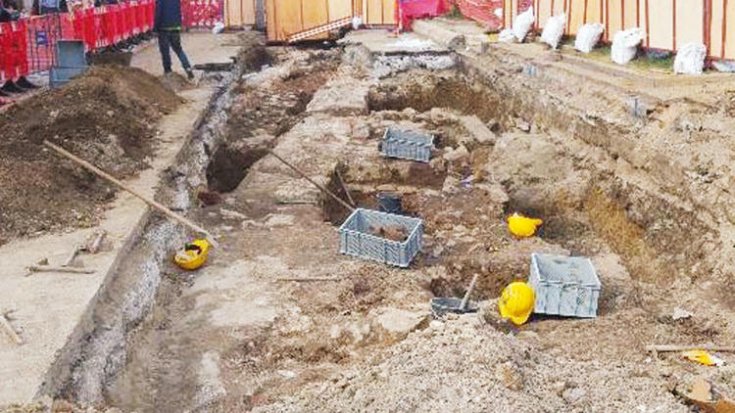 İSKİ kazı çalışmasında asfaltın altından tarihi kalıntı çıktı İSKİ kazı çalışmasında asfaltın altından tarihi kalıntı çıktı