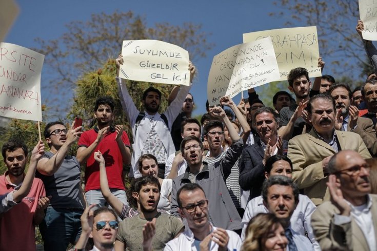 İstanbul Üniversitesi'nde 'bölünme' protestosu: 'Bu çınar devrilirse altında önce siz kalırsınız'