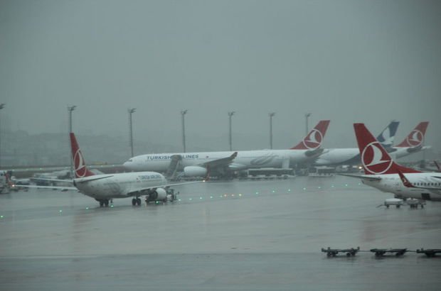 İstanbul'da uçaklar elektrik yüklü bulutlar nedeniyle havada tur atıyor