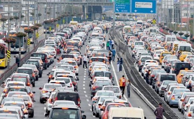 İstanbullular hayatlarının ortalama 3,5 yılını trafikte geçiriyor