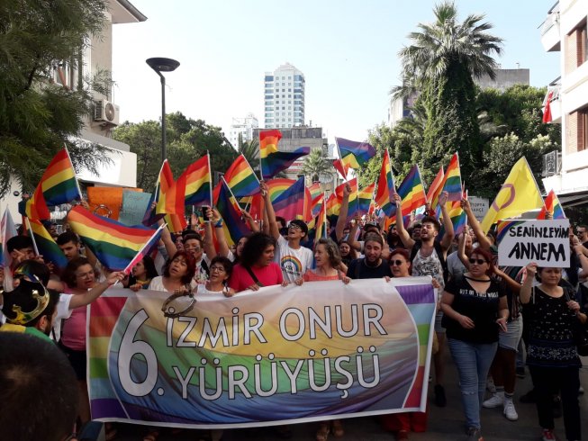 İzmir’de 6. Onur Yürüyüşü