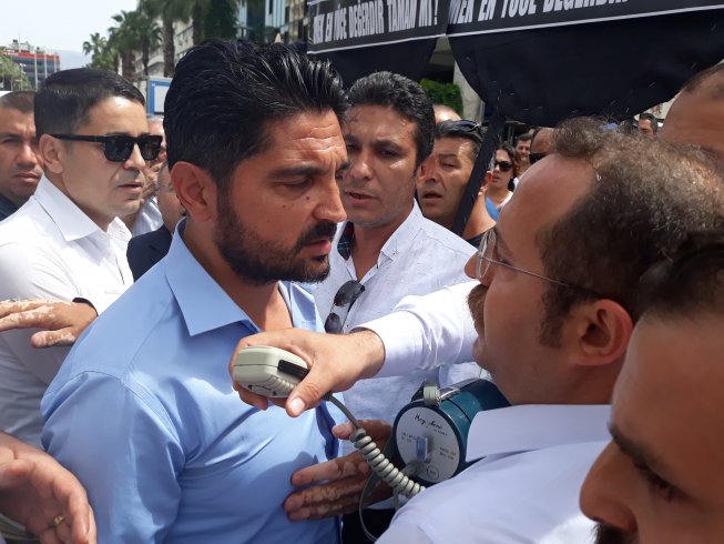 İzmir'de belediye işçilerinin yürüyüşüne polis engeli