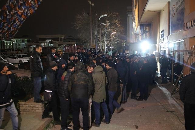Kadroya alınmayan işçiler AKP il binası önünde eylem yaptı