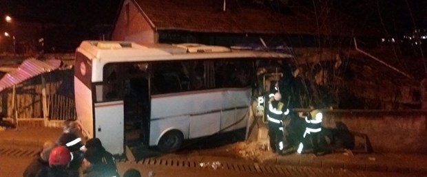Karabük'te servis midibüsü eve girdi: 4 ölü, 2 yaralı