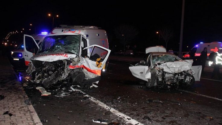 Kayseri’de ambulans ile otomobil çarpıştı: 6 ölü