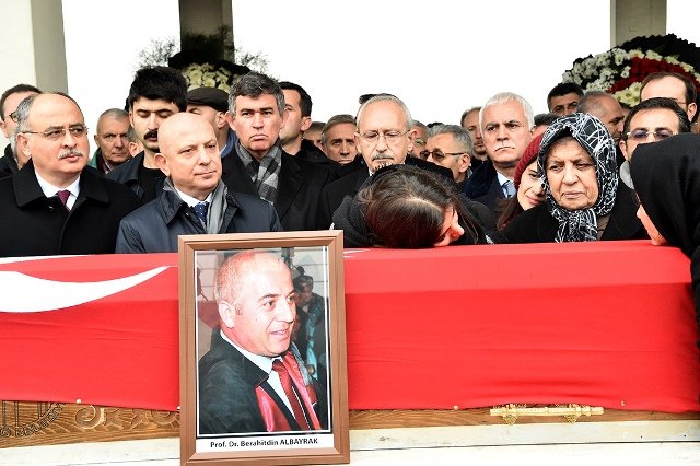 Kılıçdaroğlu, Ankara'daki tren faciasında yaşamını yitiren Prof. Berahitdin Albayrak'ın cenaze törenine katıldı