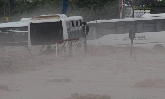 Kilis- Gaziantep karayolu sel nedeniyle kapandı
