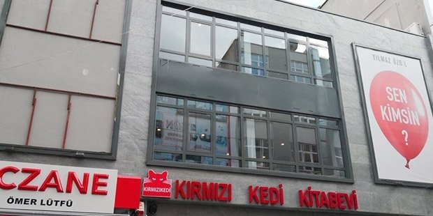 Kırmızı Kedi'nin afişlerini indiren İBB'ye yayınevinden yanıt: Siyasi bir tavır