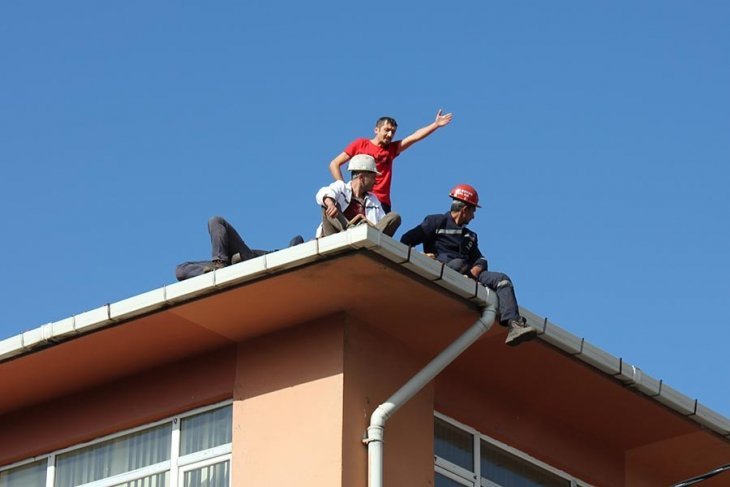 Maaşlarını alamayan maden işçileri çatıya çıktı