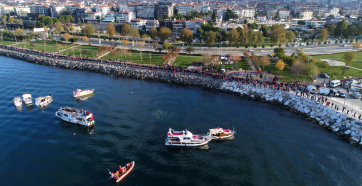 Maltepe’de binlerce kişi saygı zinciri oluşturdu, dalgıçlar Atatürk için dalış yaptı