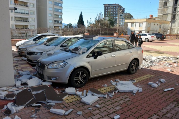 Maraş’ta bir binanın dış yalıtımı otomobillerin üzerine düştü