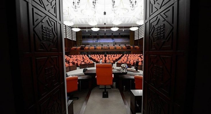 Meclis'te kırmızı yerine turkuaz renge dönüştürülen halıların maliyeti 1 milyon 350 bin lira