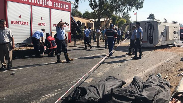 Mersin'de tarım işçilerini taşıyan minibüs devrildi: 3 kişi öldü