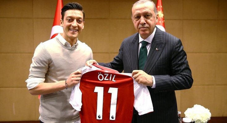 Mesut Özil'in babası: Erdoğan'la fotoğraf çektirmesi iyi bir fikir değildi Mesut Özil'in babası: Erdoğan'la fotoğraf çektirmesi iyi bir fikir değildi