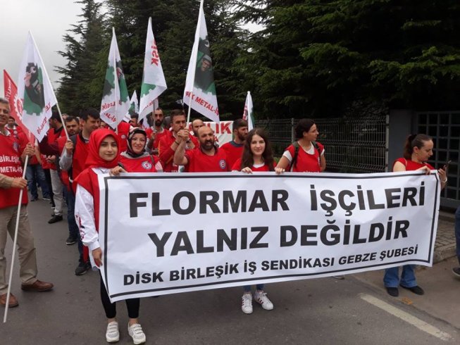 Metal işçilerinden, sendikal hakları için direnen Flormar işçilerine dayanışma ziyareti: 'Gün, Dayanışma Günü’dür!'