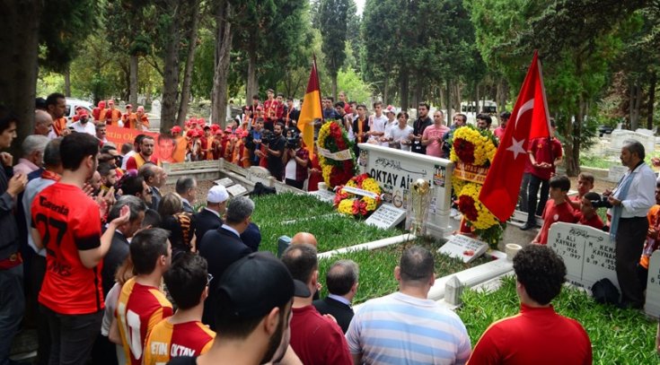 Metin Oktay mezarı başında anıldı