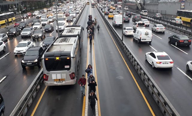 Metrobüs arızalandı, yolcular inip yürümeye başladı