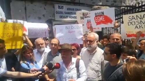 Mimar Sinan Devlet Konservatuvarı'nın kapatılması kararı okul önünde protesto edildi