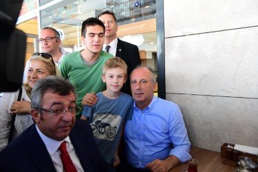 Muharrem İnce Ankara'da Salih Bezci Camii'nde cuma namazını kıldı