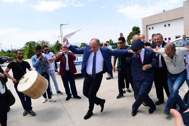 Muharrem İnce Samsun'da halay başı oldu