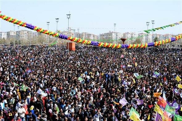 Nevruz kutlamaları başladı: Diyarbakır'da binlerce kişi alanda