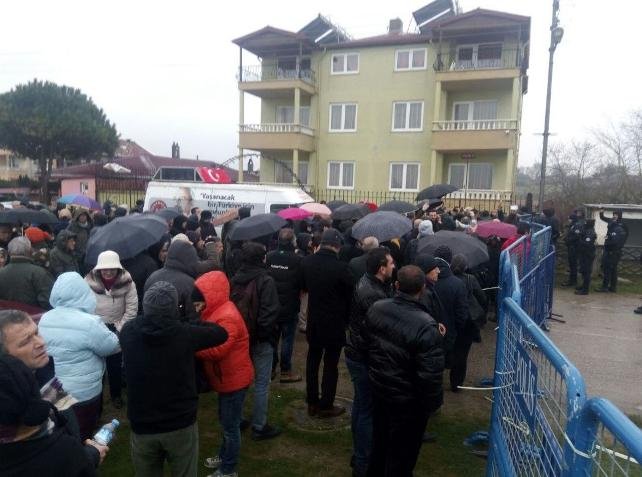 'Nükleere Hayır' diyen Sinoplular ÇED toplantısına alınmadı, AKP'liler protestoculara linç girişiminde bulundu 'Nükleere Hayır' diyen Sinoplular ÇED toplantısına alınmadı, AKP'liler protestoculara linç girişiminde bulundu