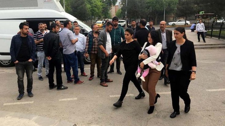 Öğretmen Ayşe Çelik, #çocuklarölmesin dediği için bebeğiyle cezaevine girdi Öğretmen Ayşe Çelik, #çocuklarölmesin dediği için bebeğiyle cezaevine girdi