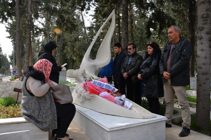 Özgecan Aslan, mezarı başında anıldı Özgecan Aslan, mezarı başında anıldı