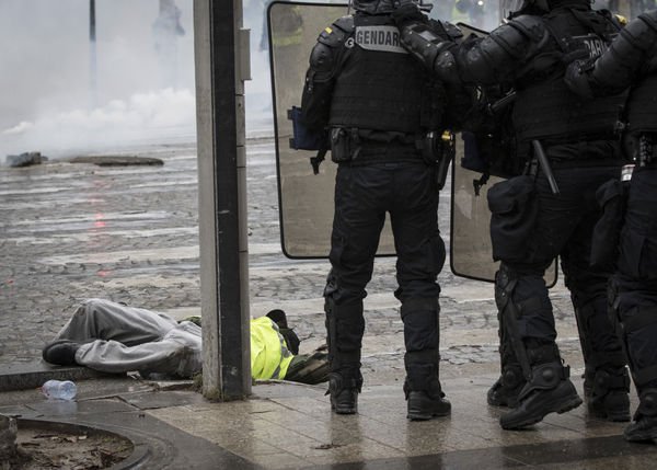 Paris'te 'Sarı Yeleklilere' polis müdahalesi