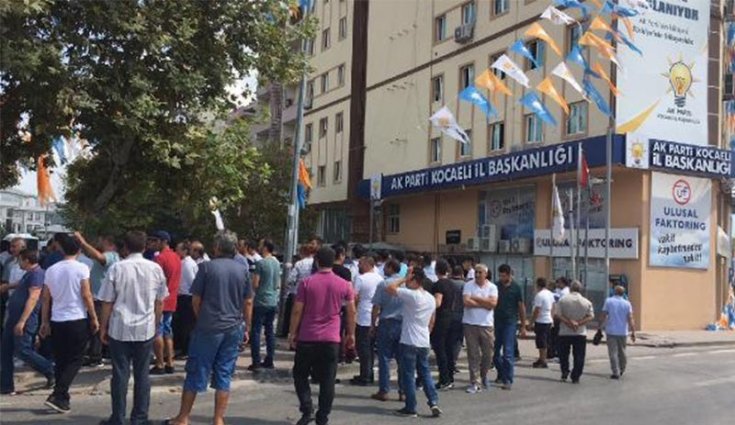 Pazarcılardan AKP İl Başkanlığı önünde protesto