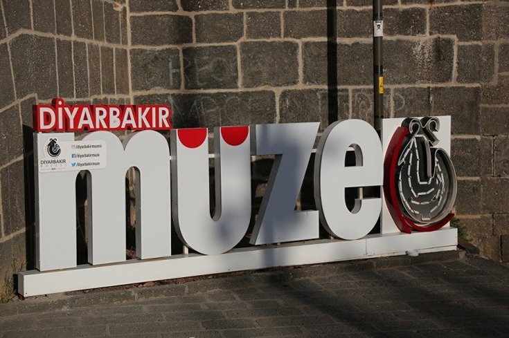 ‘Puta benziyor, günahtır’ diyerek müzenin logosunu kırdılar