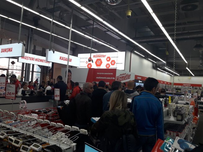 Real ve Uyum Makro işçileri Media Markt'ta kasa kilitleme eylemi yaptı