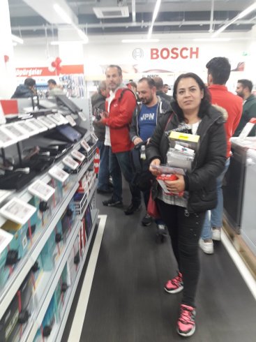 Real ve Uyum/Makro direnişçileri, Media Markt mağaza açılışında kasa kilitleme eylemi yaptı