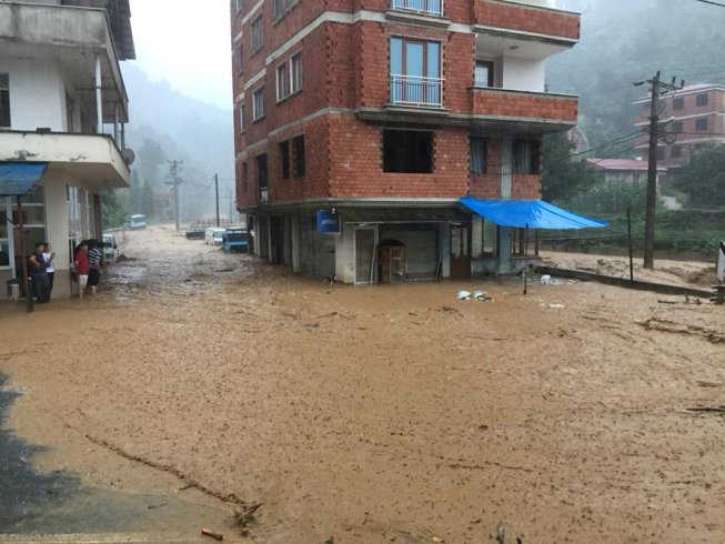 Rize'de dere taştı, belde başkanı 'Allah'ım yardım et, batıyoruz' dedi