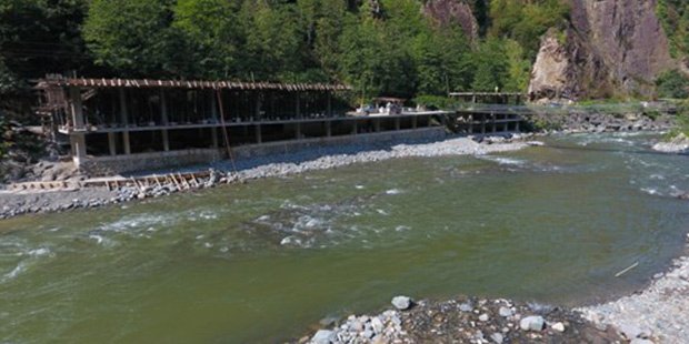 Rize'de dere yatağında otel inşaatı