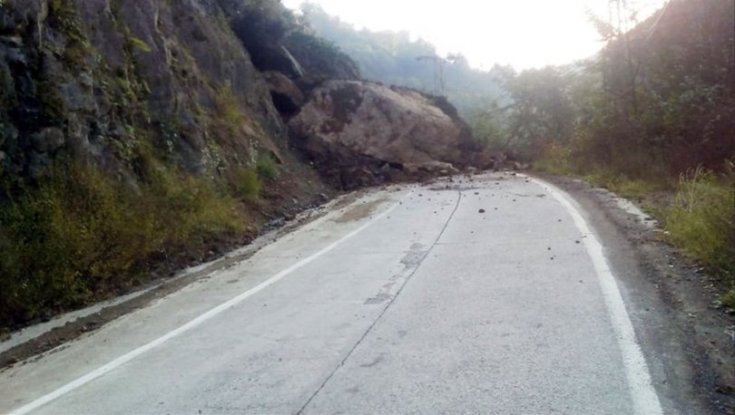 Rize'de heyelan: Yol kapandı