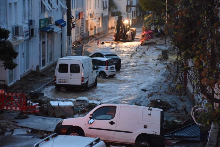 Sağanak yağış Bodrum'u vurdu