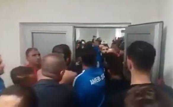 Sakaryaspor-Amedspor maçında statta 'Ölürüm Türkiyem' şarkısı çalındı, taraftarlar Amedspor'un soyunma odasını bastı