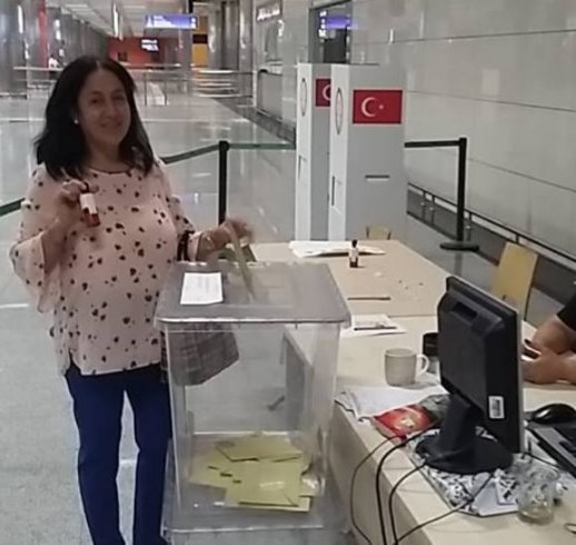 Seçimin ilk usulsüzlüğü: Hem Belçika'da hem İzmir'de havalimanında oy kullandı!