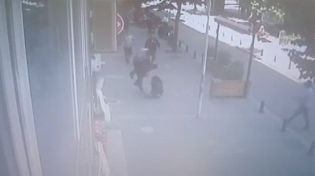 Sokak ortasında eşini döven adama vatandaştan uçan kafa