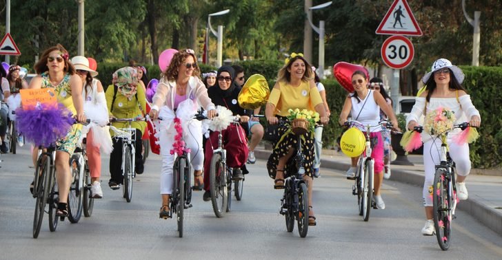 'Süslü Kadınlar' Dünya Otomobilsiz Kentler Günü için pedal çevirdi