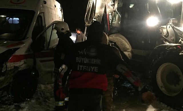 Taksi, devrilen ambulansa çarptı: 10 yaralı